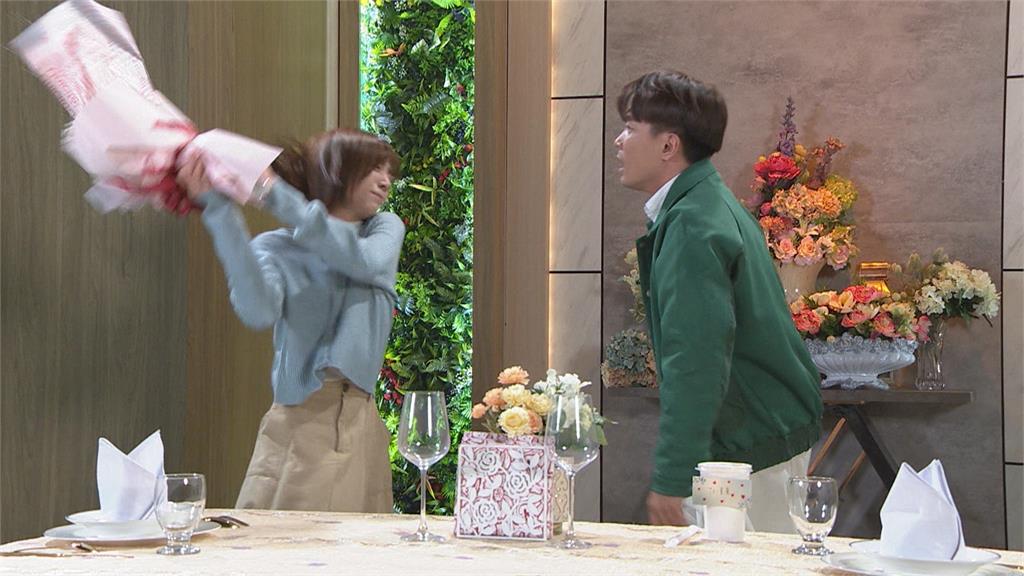 許仁杰《愛的榮耀》想搶救愛情 無奈被周宇柔用玫瑰花束爆打