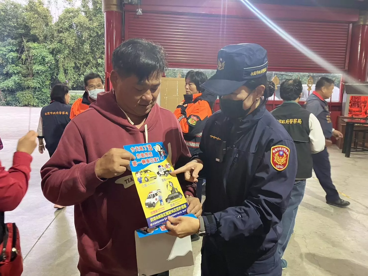 平警加強酒駕防制宣導 民眾安心過好年 平警加強酒駕防制宣導 民眾安心過好年