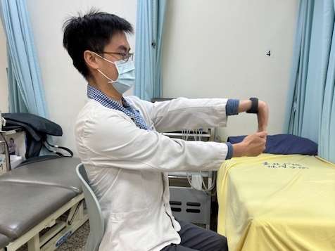 掌指關節疼痛恐是「板機指」找上門 北榮桃園分院曝這些族群要注意 2牽拉伸展 0