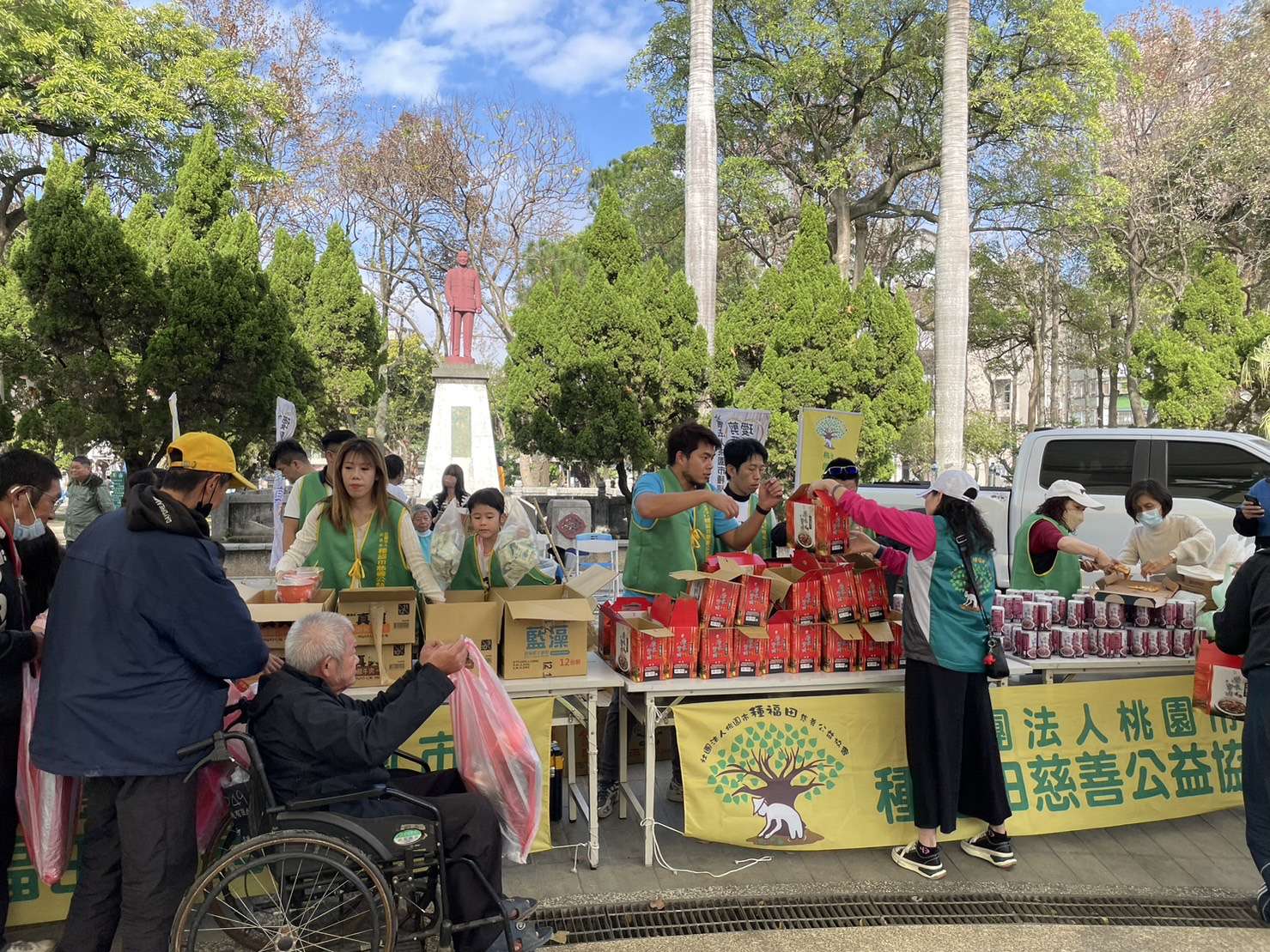 冷氣團周日報到 桃園社會局攜手善心團體關懷街友 3.發放物資