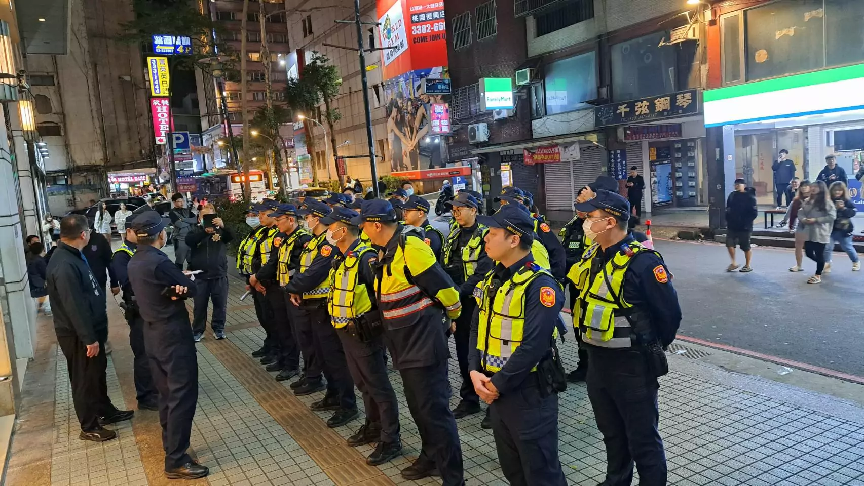 桃警寒假加強臨檢青少年易聚集場所 預防偏差行為 桃警寒假加強臨檢青少年易聚集場所 預防偏差行為