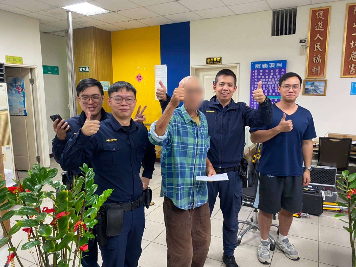 澳籍男子睡過頭又迷路 大園警及時送他趕班機 339990 1