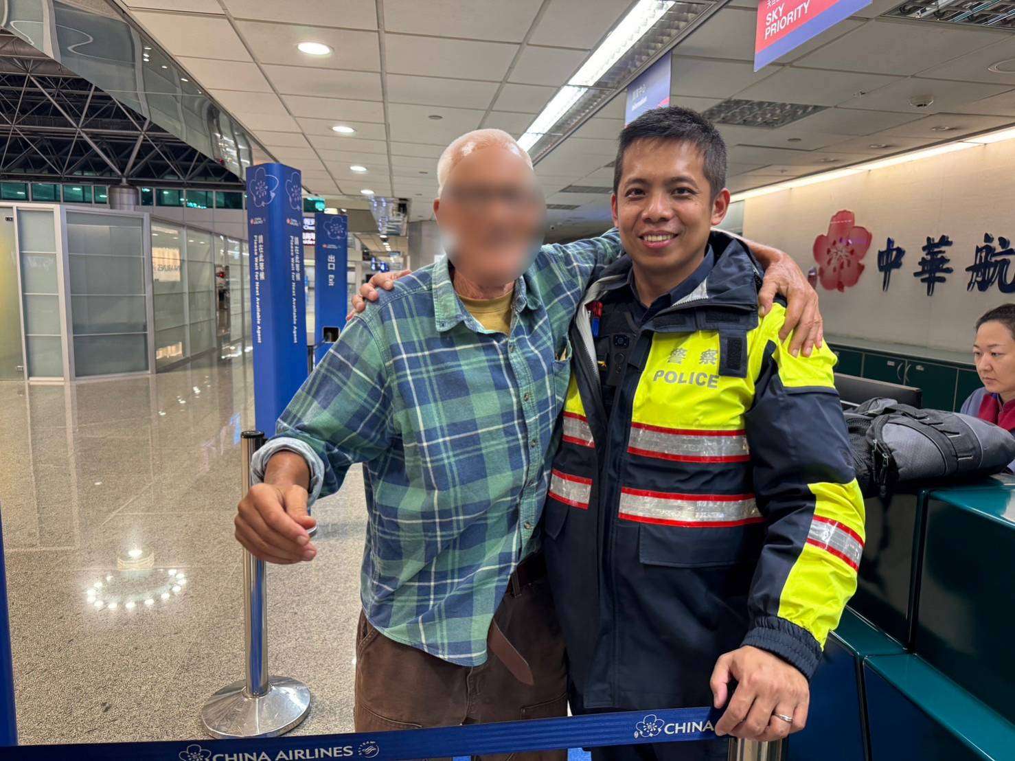 澳籍男子睡過頭又迷路 大園警及時送他趕班機 339992
