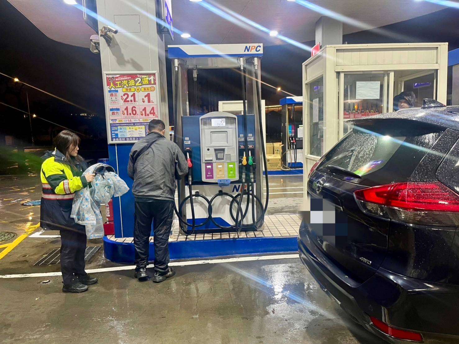 男下班機車拋錨手凍僵 大園暖警助其返家 341051 0