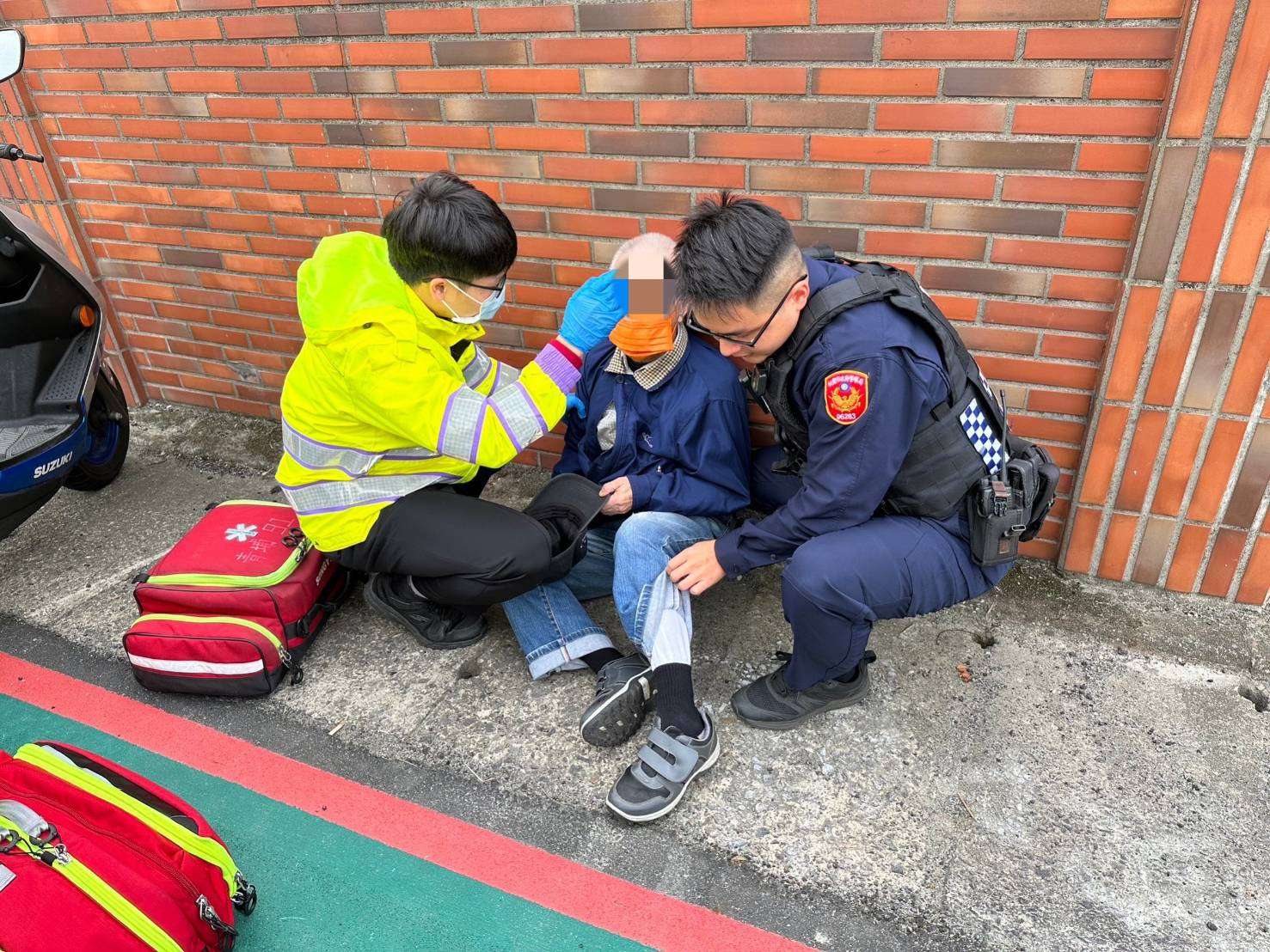 9旬翁因1原因倒臥路上 大園警即刻救援 342648