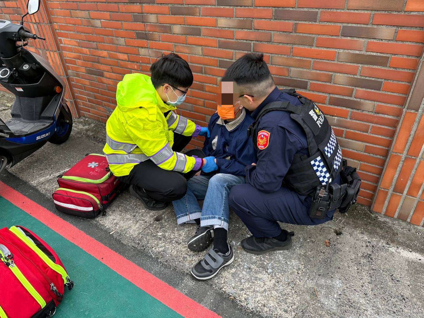 9旬翁因1原因倒臥路上 大園警即刻救援 342649