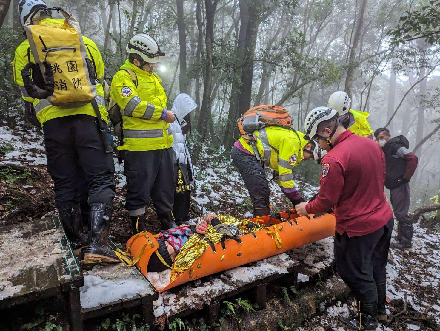 5旬婦攀東眼山扭傷腳踝 桃消助下山送醫 353678 0