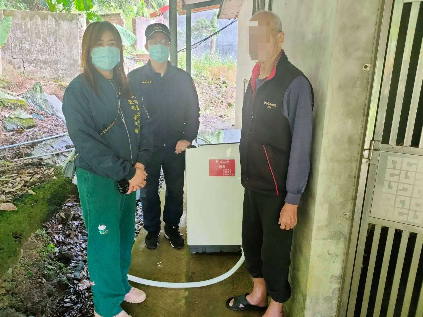 暖心!大溪警攜手永福里長集資送暖 12戶弱勢里民受惠 353887 0