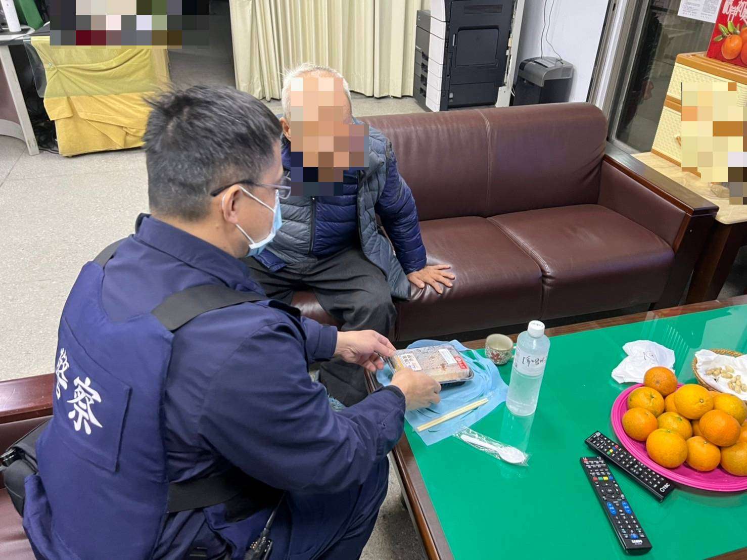 7旬失智翁水溝內揮手求救 大溪警民合力救援 353949 0