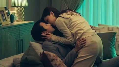 愛上閨密老公 最強小三裸泳勾引慘遭罵翻