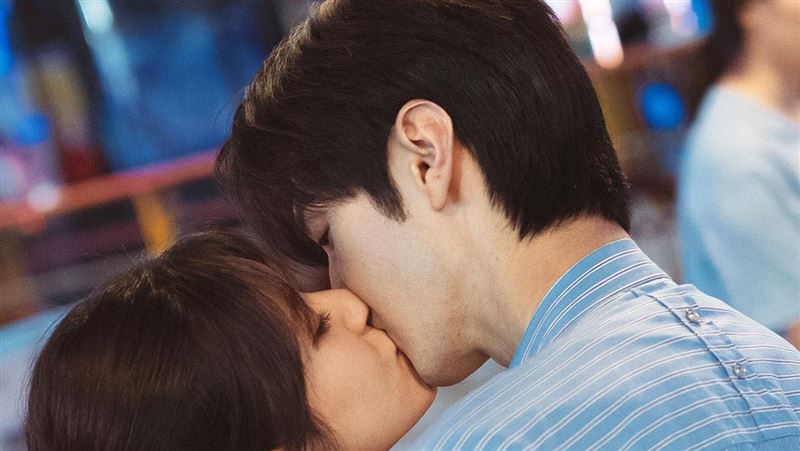 靠偷偷藏不住再翻紅 他狂吻趙露思甜到炸