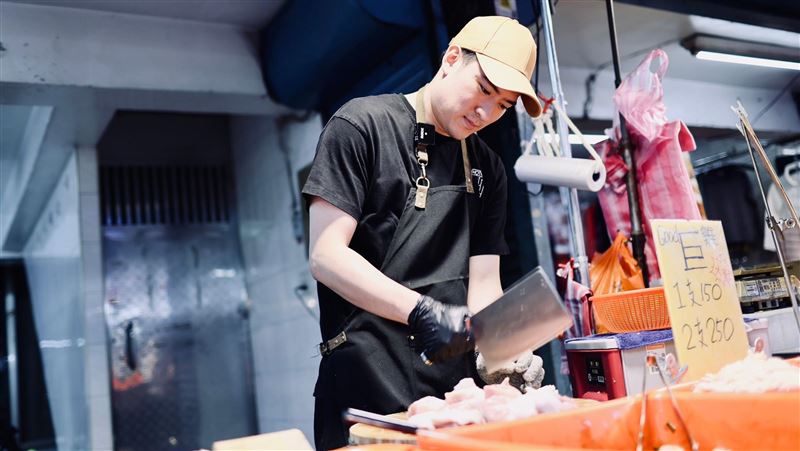 直擊沈建宏市場剁雞腿 女友收錢爆單