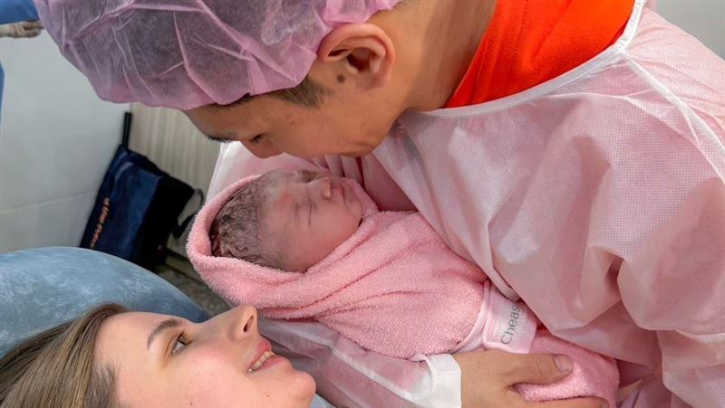 佳娜突宮縮!祖雄緊急帶她產下3625克娃