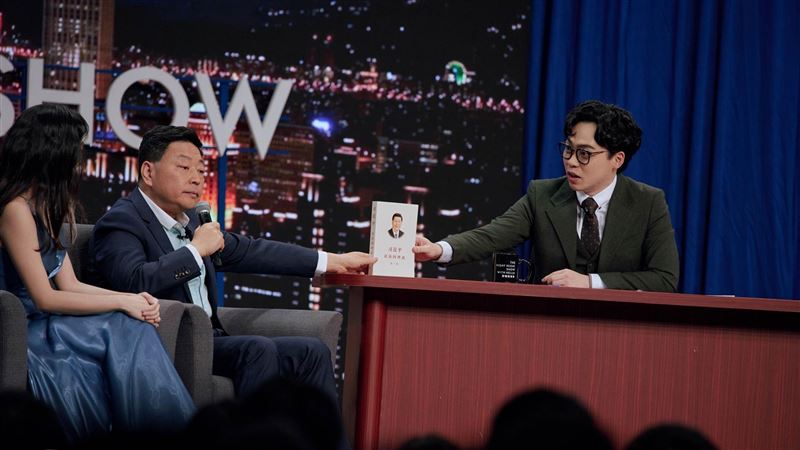 他轟:可悲的是花1500塊去聽賀瓏垃圾笑話