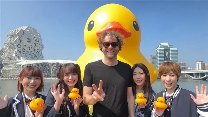 黃色小鴨太萌!怪物星人趁排練前空檔朝聖