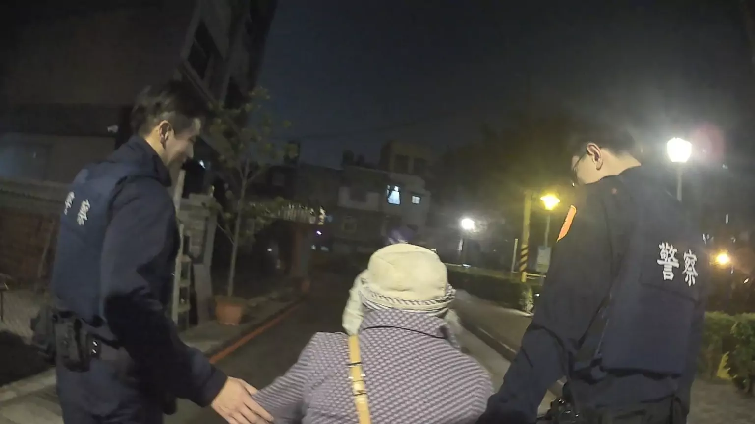 8旬老婦買水果迷路 中壢警民合作暖心送她回家 4