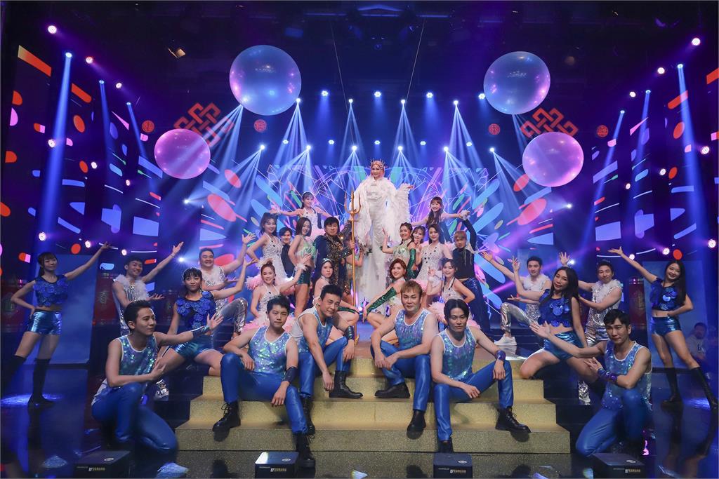 胡瓜陳美鳳世紀龍鳳合體!吊鋼絲、熱舞展現誠意獻給觀眾