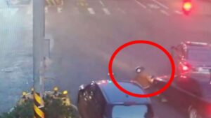 【有片】遊覽車推撞多部汽機車 騎士「連滾帶爬」逃命