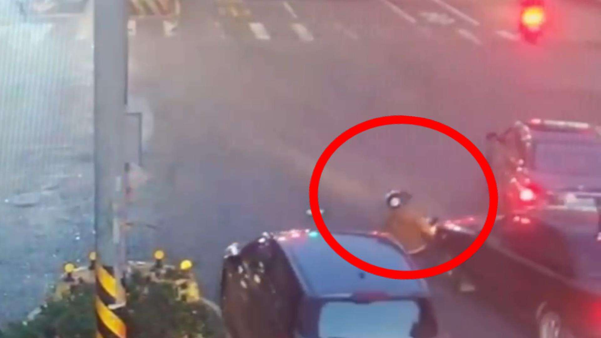 【有片】遊覽車推撞多部汽機車 騎士「連滾帶爬」逃命 5454