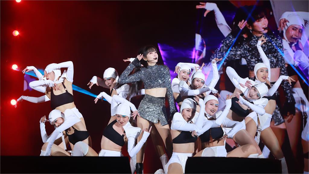 謝金燕跨年化身「流量女王」！出場「雙腿性感交叉」收視登頂