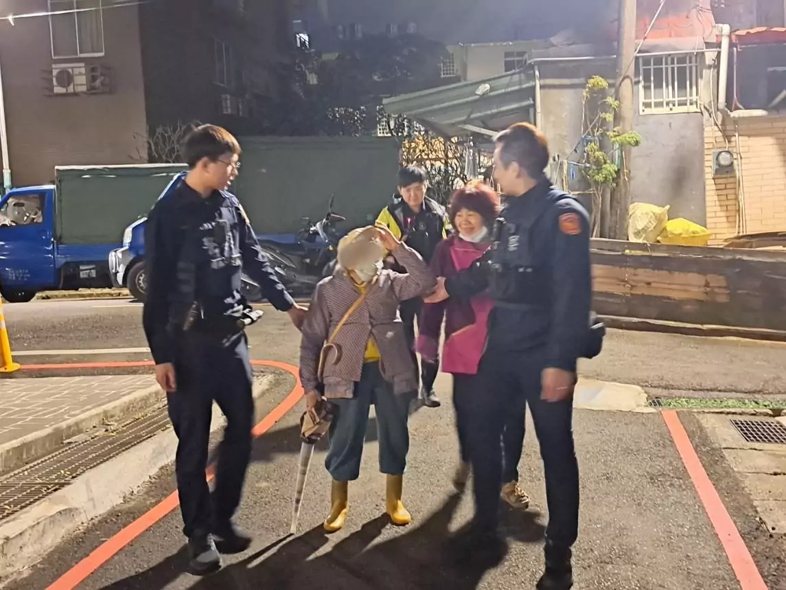 8旬老婦買水果迷路 中壢警民合作暖心送她回家 881953 0