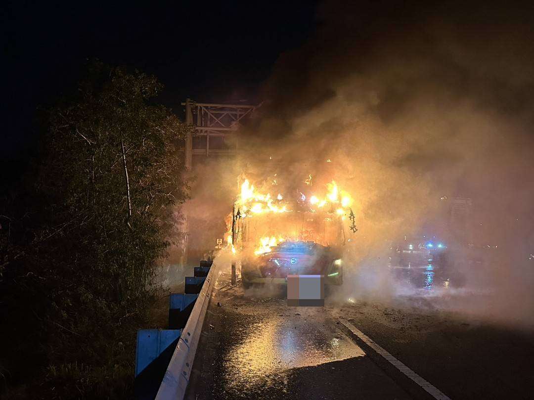 國2大湳交流道火燒遊覽車 現場濃煙竄天 962135
