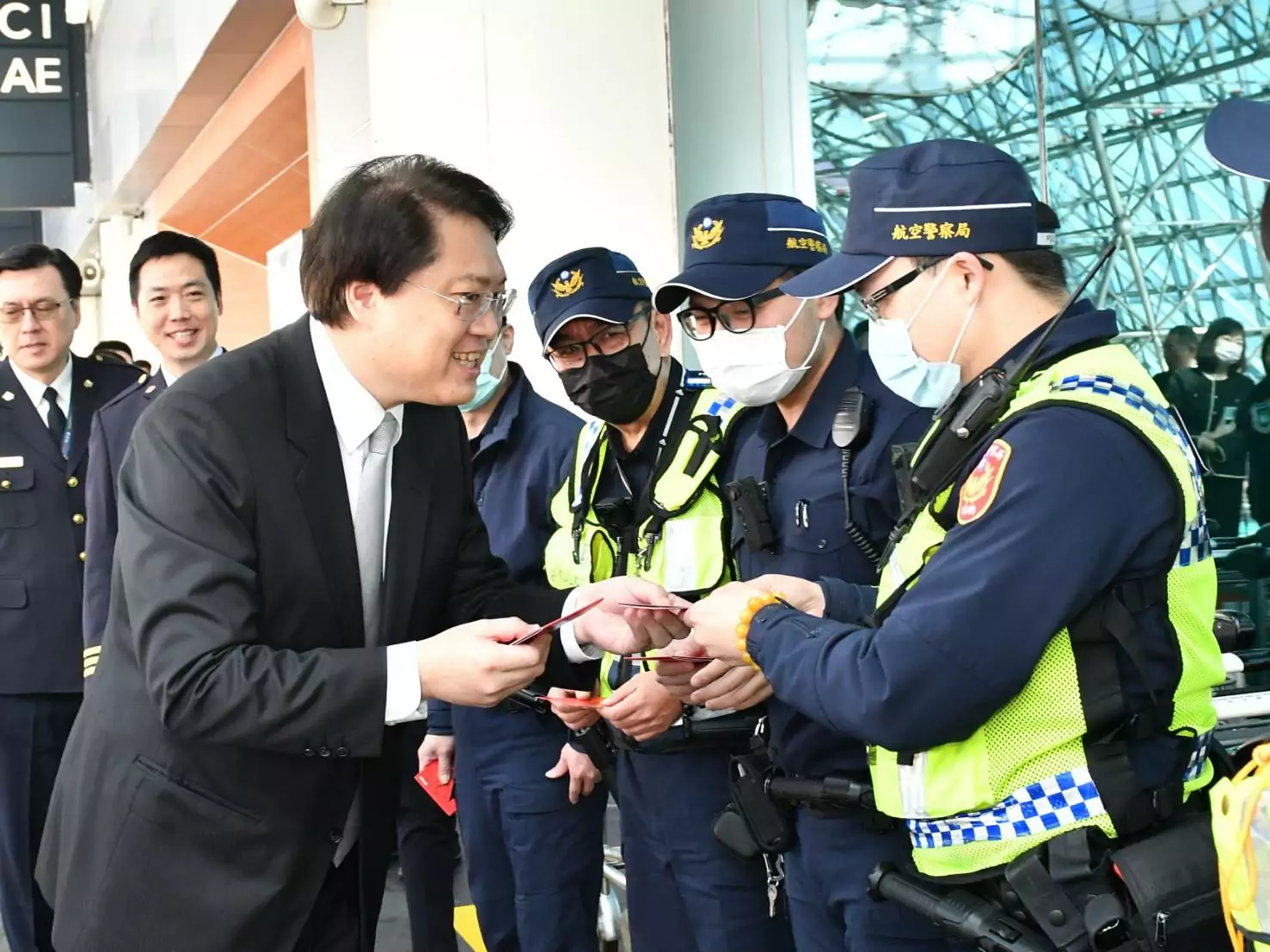 春節連假出國人潮多 林右昌:用1招加快通關作業 春節連假出國人潮多 林右昌:用1招加快通關作業