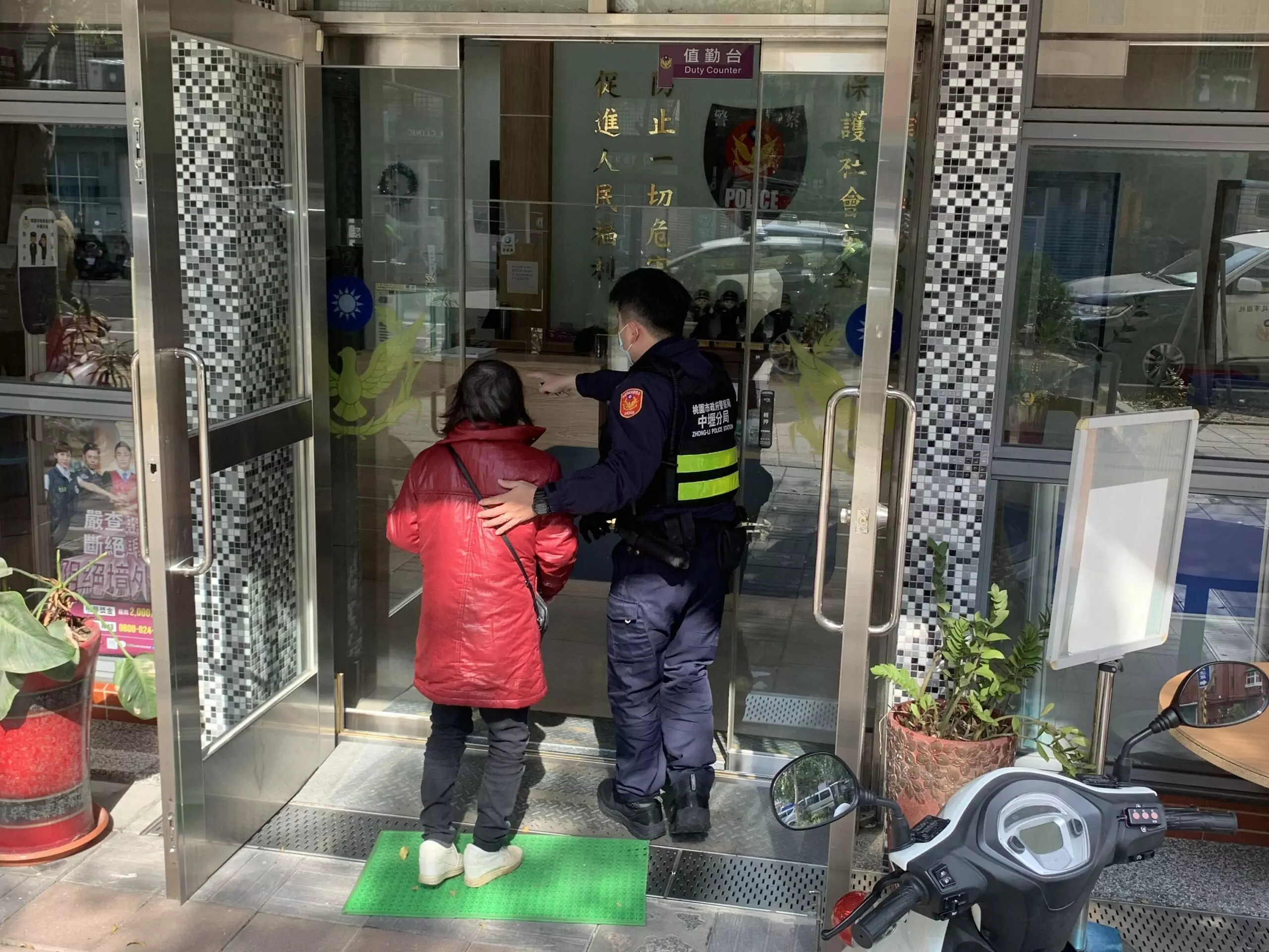 7旬婦突發失智迷途 壢警暖心助她回家 7旬婦突發失智迷途 壢警暖心助她回家