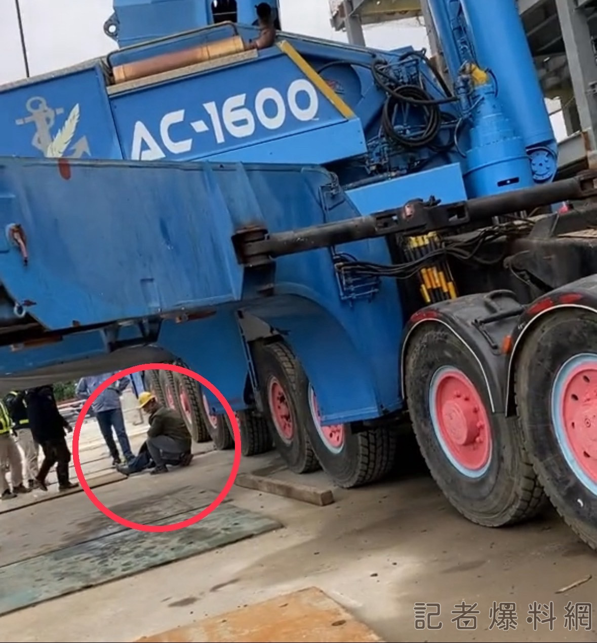 桃園這購物廣場工安意外! 工人從兩公尺高吊車平台摔落送醫