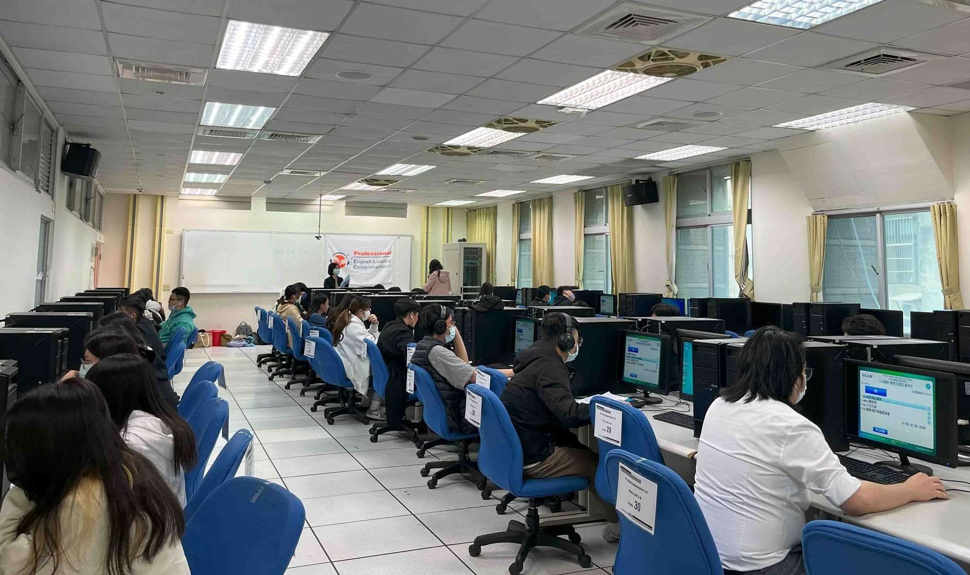 龍華科大專業英文教學成效佳 PVQC專業英日文詞彙與聽力賽囊括49獎 PVQC英日文詞彙與聽力賽 龍華科大師生奪49獎再創新高 2 1