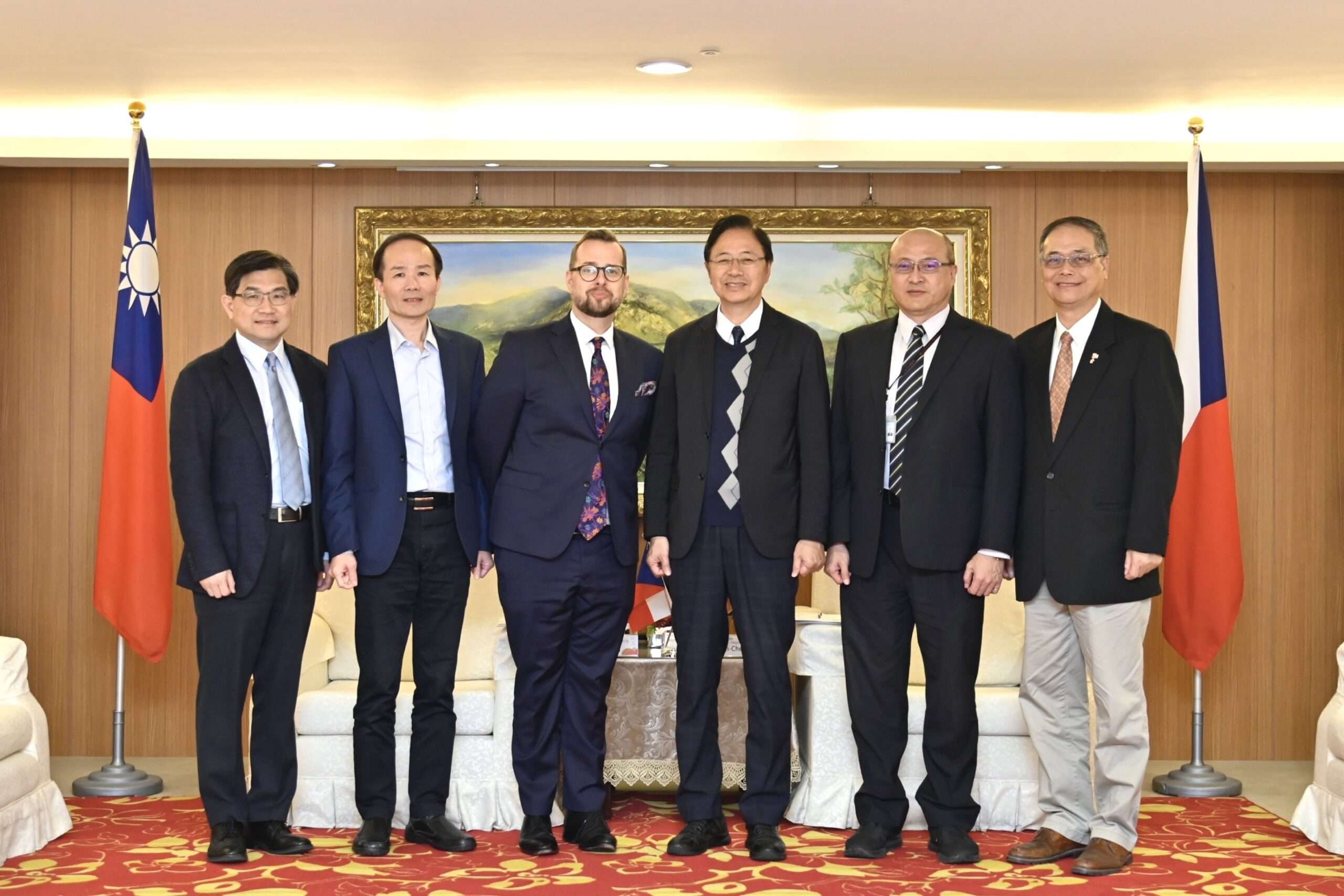 張善政與捷克駐台代表交流 分享城市治理經驗 S3747266610 scaled
