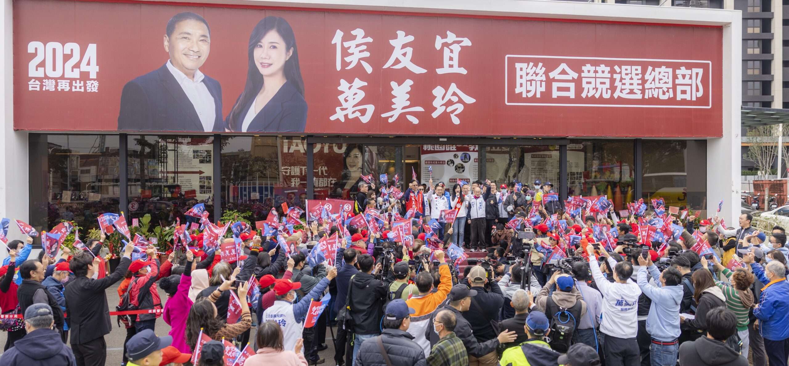 侯友宜中壢車隊掃街 人龍國旗海相挺揮手比3號OK - 早安台灣新聞 | Morning Taiwan News