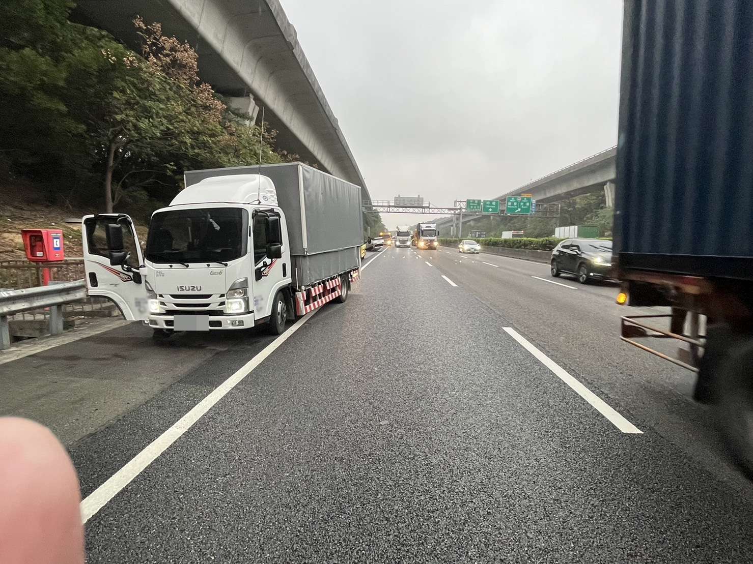 國1連撞2車!小客車「倒頭栽」 駕駛1舉動保命 S 112287749 0