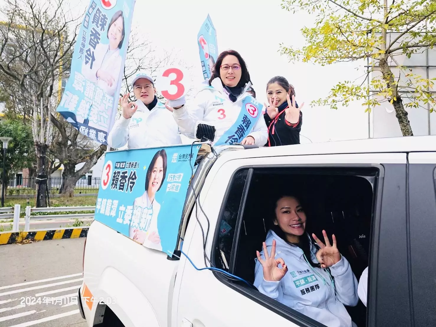 賴香伶平鎮車掃拉票 「閃亮三姊妹」小妹里長江珮瑩加持 S 167141478 0