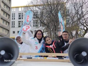 賴香伶平鎮車掃拉票 「閃亮三姊妹」小妹里長江珮瑩加持