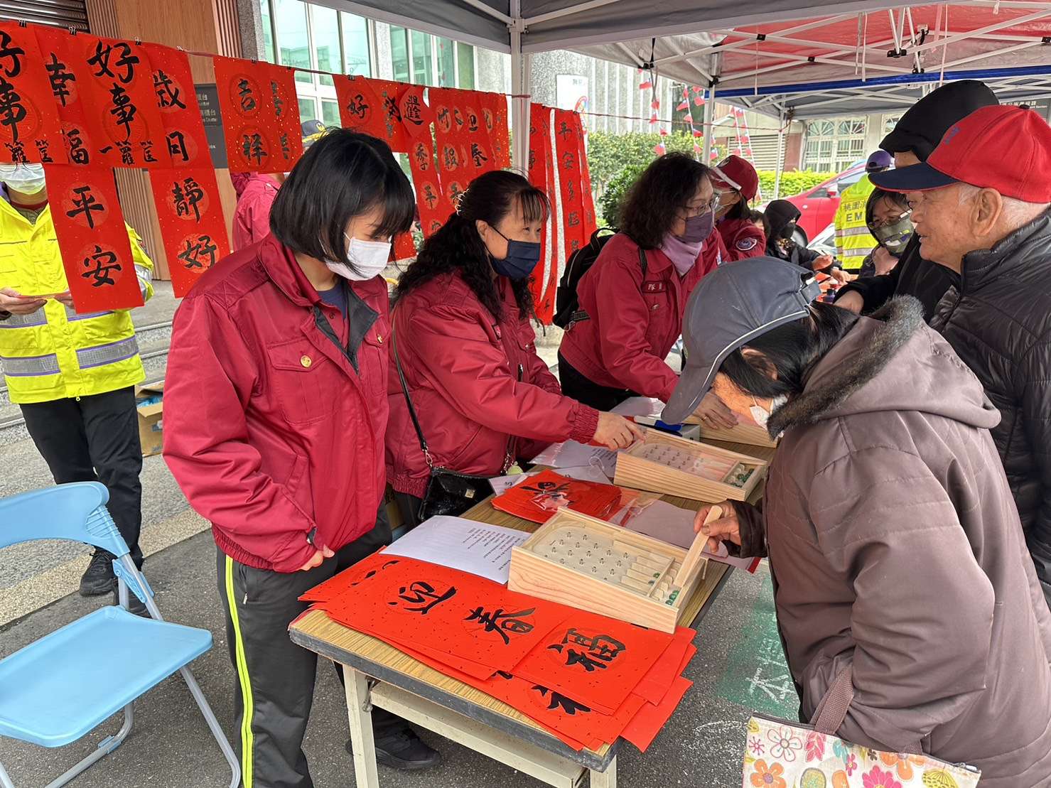 桃市消防局新屋分隊春節防火防災宣導活動 平安好運龍厚禮 S 17858603 0