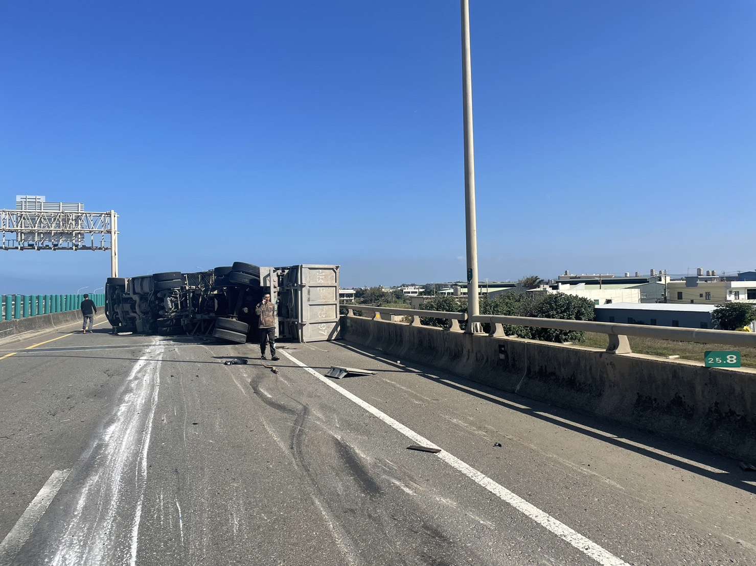 台61線事故！曳引車自撞護欄翻車橫躺 北上車道封閉