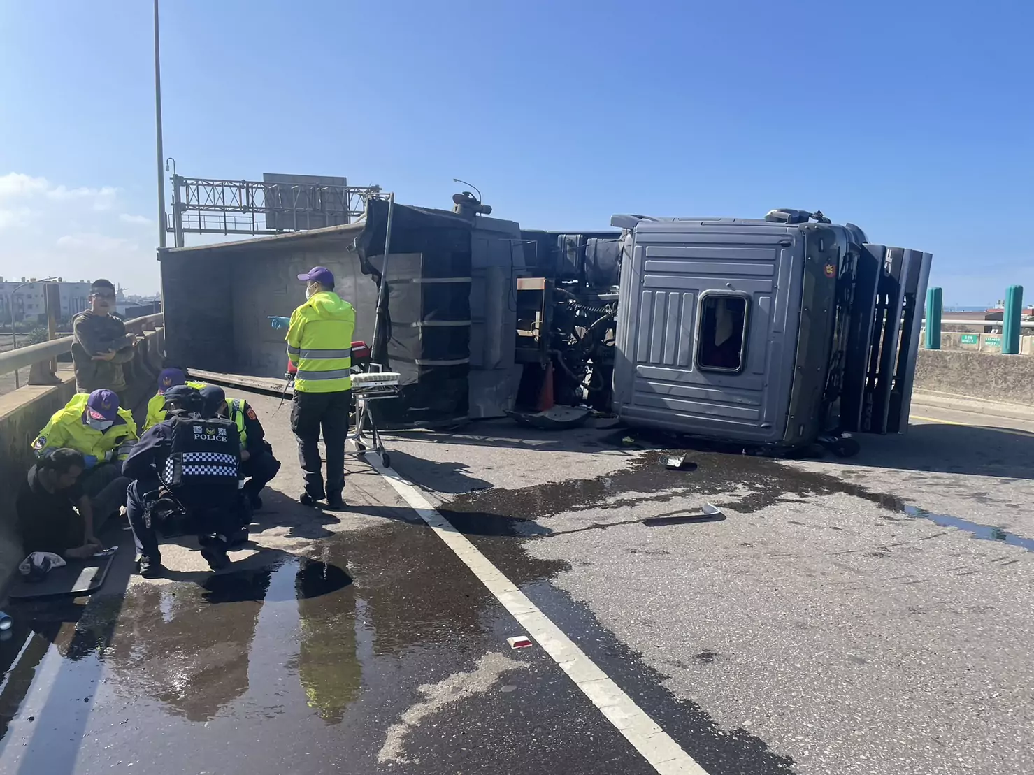 台61線事故!曳引車自撞護欄翻車橫躺 北上車道封閉 台61線事故!曳引車自撞護欄翻車橫躺 北上車道封閉