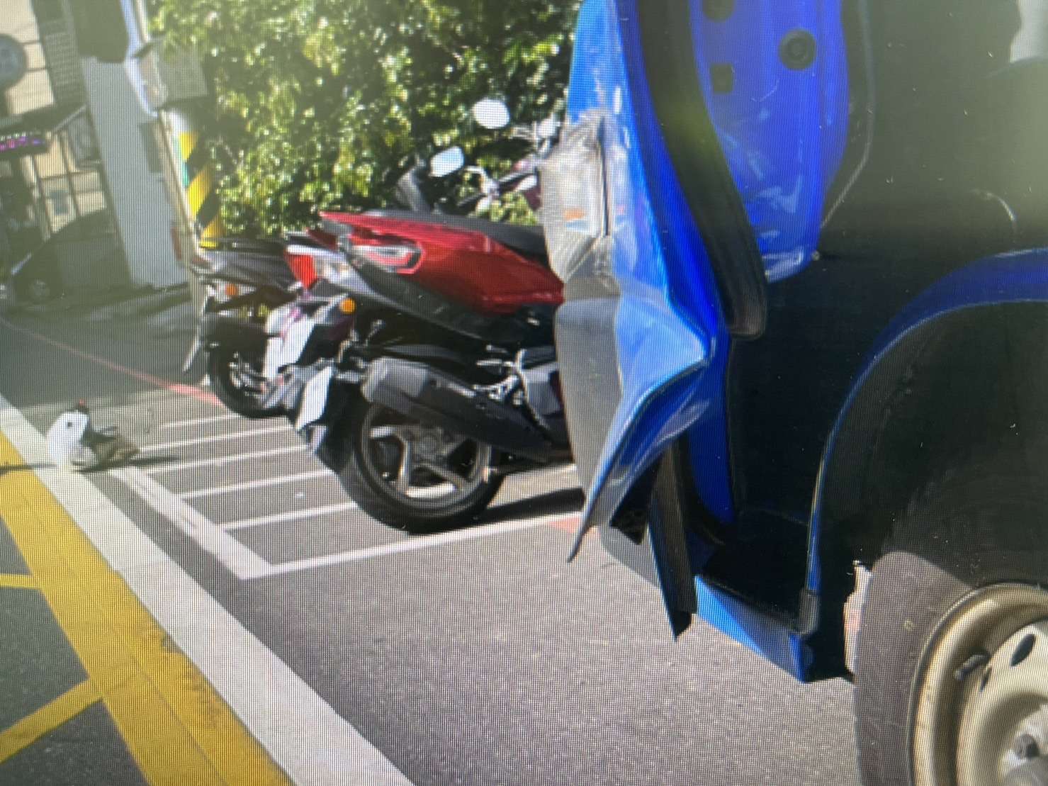 【有片】開門沒注意?騎士慘遭貨車門撞飛 S 395042823