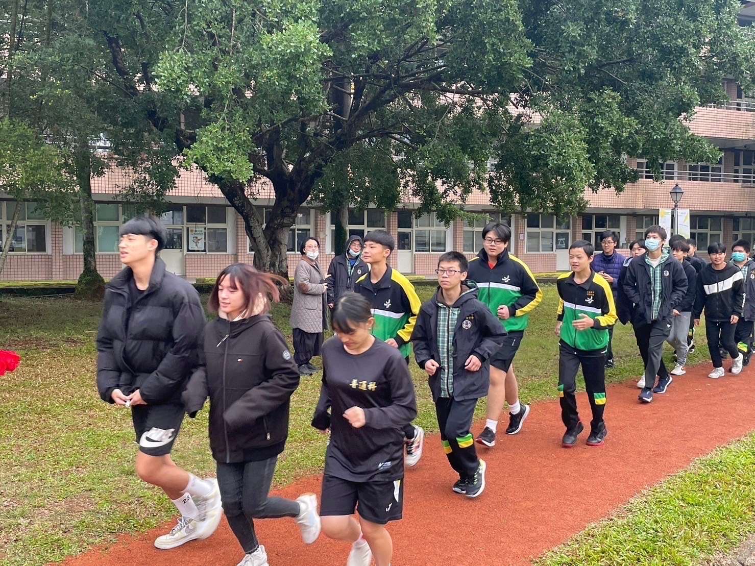 桃園至善高中紅土跑道翻新 培養學子良好運動習慣 S 42754087