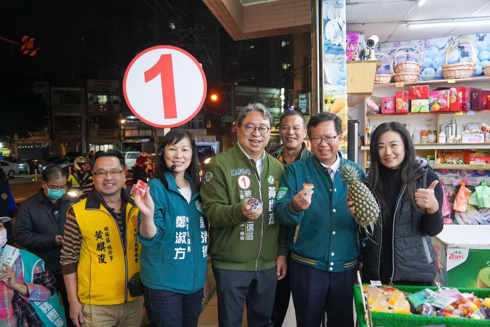 楊梅徒步掃街拜票 鄭文燦:黃世杰是桃園之光 S 44040419 0