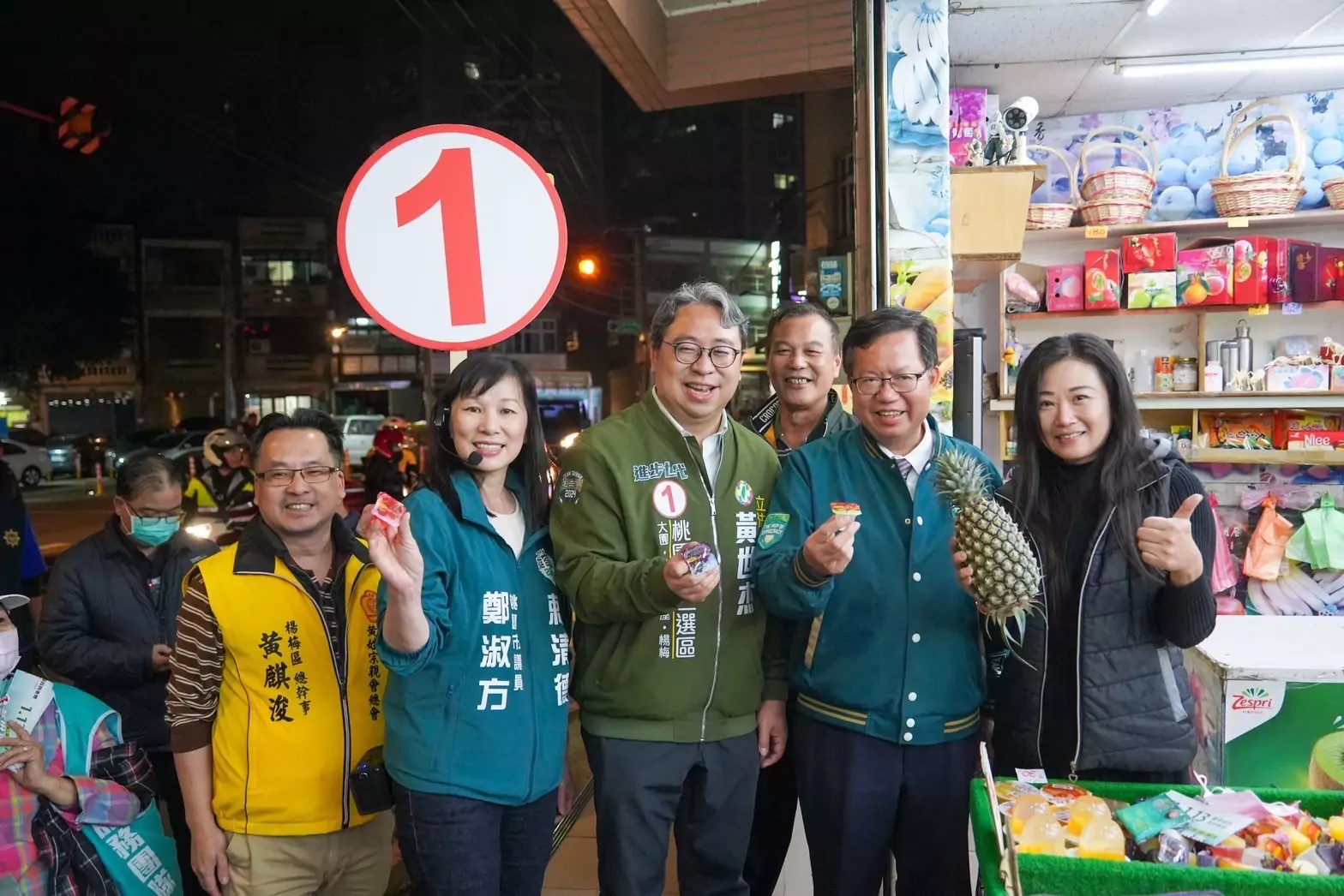 楊梅徒步掃街拜票 鄭文燦:黃世杰是桃園之光 S 44040419 0