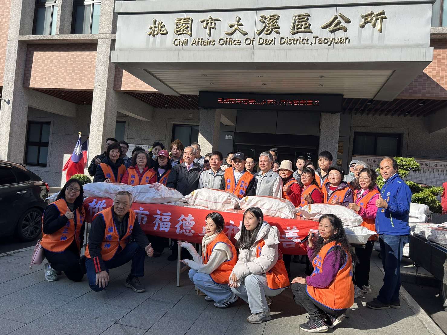 助大溪弱勢戶過好年 福德正神行善團捐3000台斤白米 S 4407400