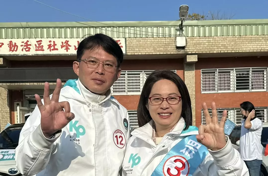 選前最後衝刺 賴香伶、黃國昌合體車掃 選前最後衝刺 賴香伶、黃國昌合體車掃