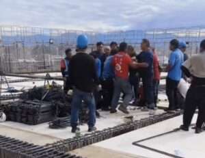 【有片】中午火氣旺？2工人為這事爭吵爆肢體衝突