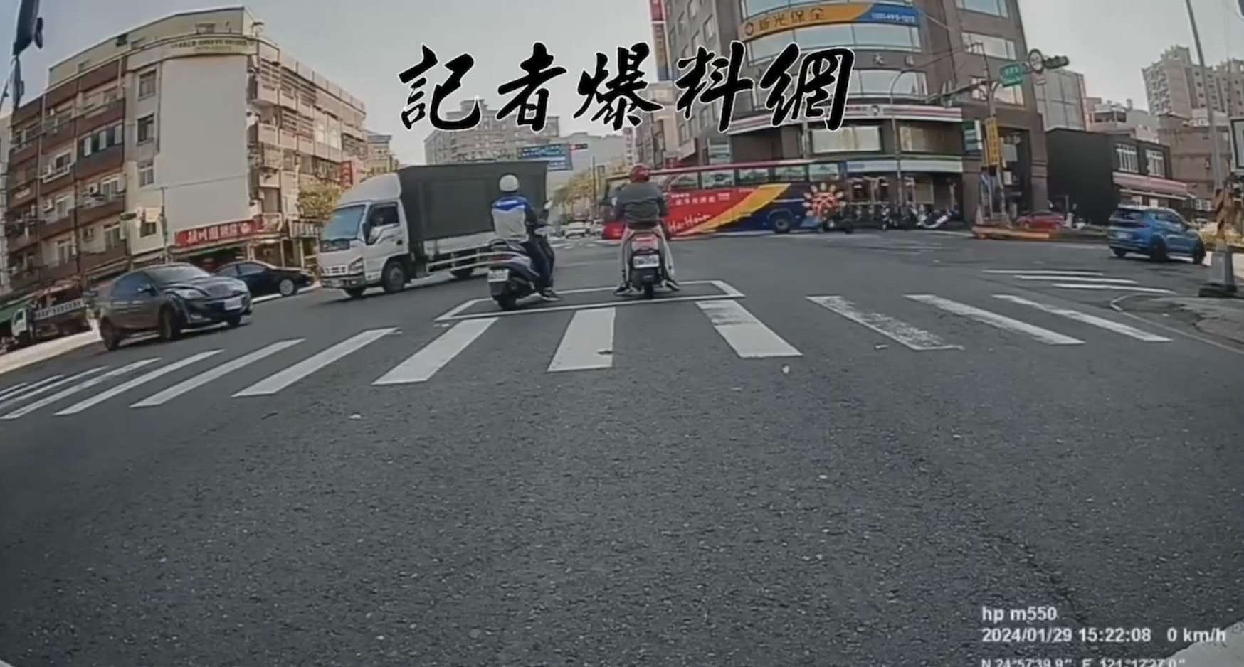 霸道小貨車!猛按喇叭強行左轉 小客車驚險閃躲 S 66125851