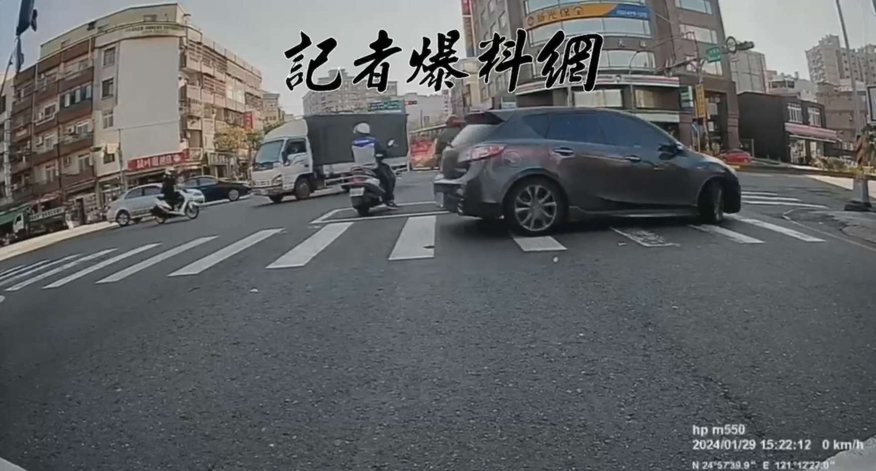 霸道小貨車!猛按喇叭強行左轉 小客車驚險閃躲 S 66125853
