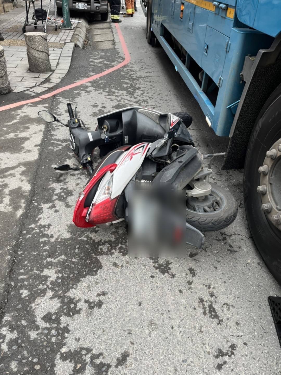 【有片】驚悚畫面曝光!蘆竹大貨車事故 遭撞女騎士頭部重傷亡 S 68026523