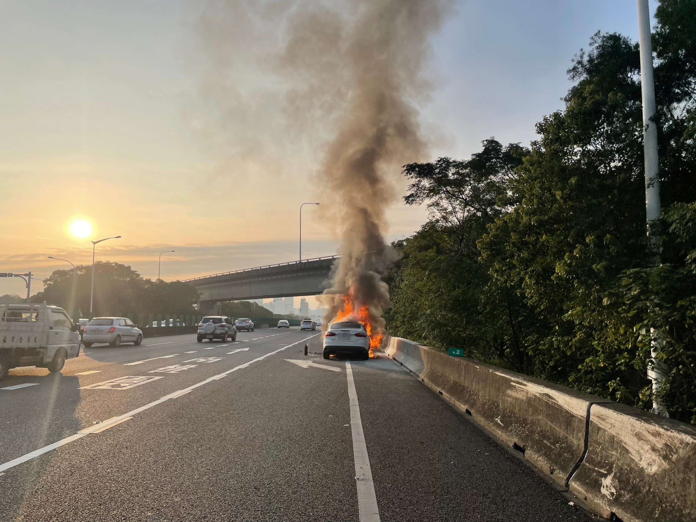 國2機場系統段火燒車 駕駛驚險逃生 S 83944190 0