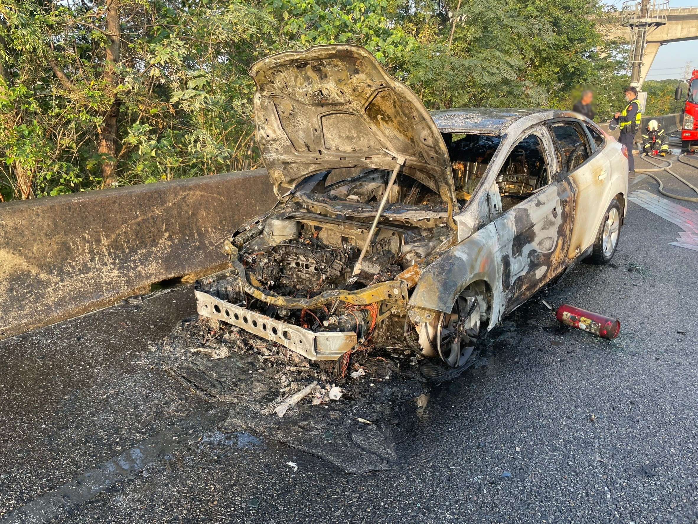 國2機場系統段火燒車 駕駛驚險逃生 S 83944197 0